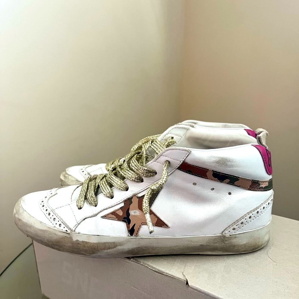 Mid Star golden goose sneakers with Camo detailing and burgundy backs!